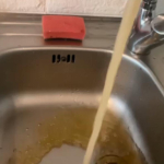 На кухне бежит ржавая вода из крана фото