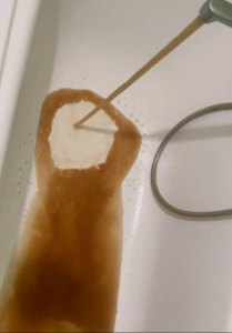 Ржавая вода из крана горячей воды Ржавая вода из крана фото