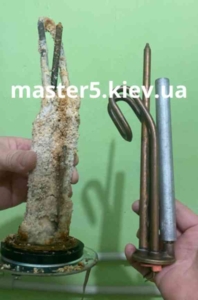 Мастер проводит диагностику водонагревателя Tesy в квартире клиента в Киеве